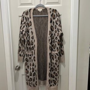 COPY - Leopard cardigan with pockets.